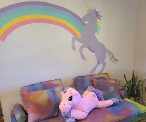 Unicorn mural and "Ooni"