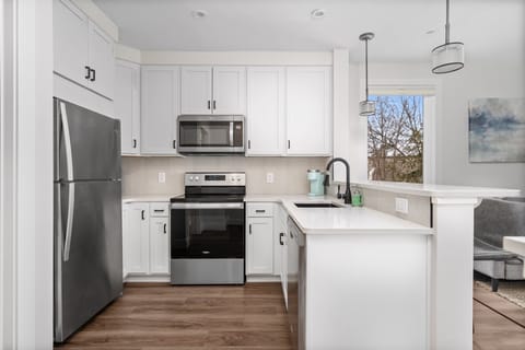 【Kitchen】Features all stainless steel appliances