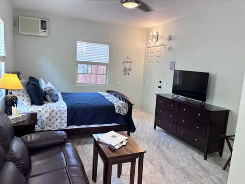 Internet, Smart TV, and Dresser.
