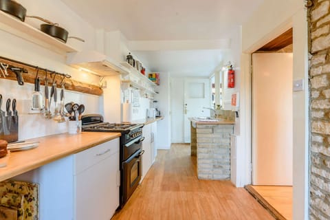 Steps Cottage Kitchen - StayCotswold