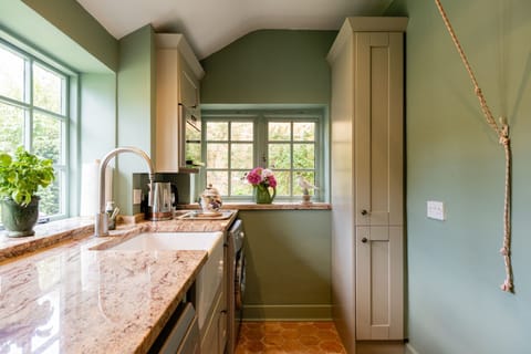 Pear Tree Cottage Bourton Kitchen - StayCotswold