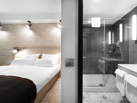 Comfort Double Room | In-room safe, desk, soundproofing, free WiFi