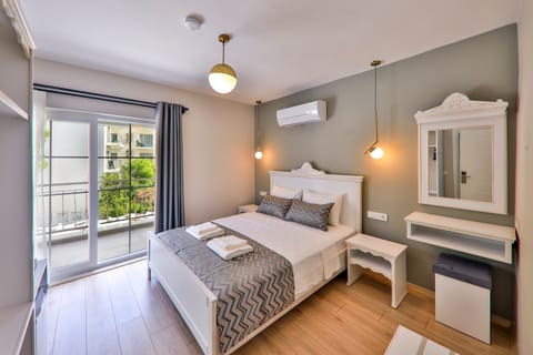 Standard Double Room, 1 King Bed, Sea View | In-room safe, blackout drapes, iron/ironing board, free WiFi