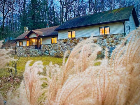 Front view of Appalachian Mountain Inn.