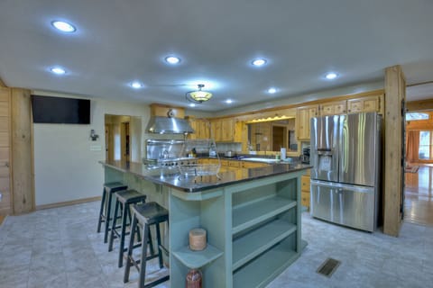 Stanley Creek Lodge - Large Kitchen Island
