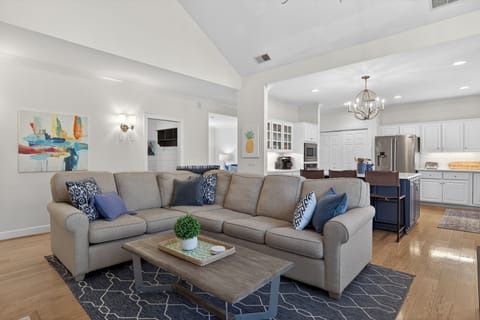 36 Red Oak | Main living room w/ ample seating & smart TV - 36 Red Oak | Main living room w/ ample seating & smart TV