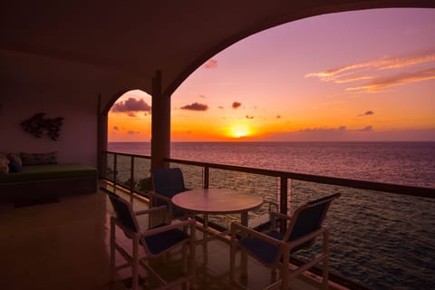 Welcome to sweet serenity in Cozumel - Spend your evenings watching the sunset over Caribbean seas with a glass of wine in hand!