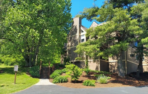 Front of condo complex. Plenty of parking 