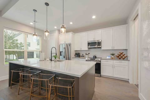 Open concept kitchen, bar height seating for 4