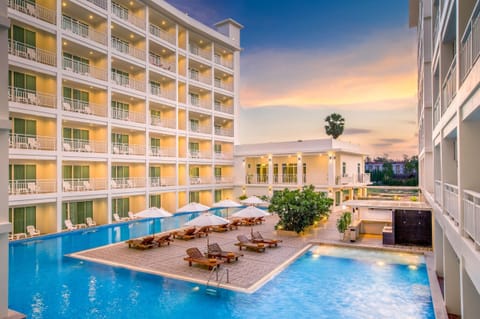 2 outdoor pools