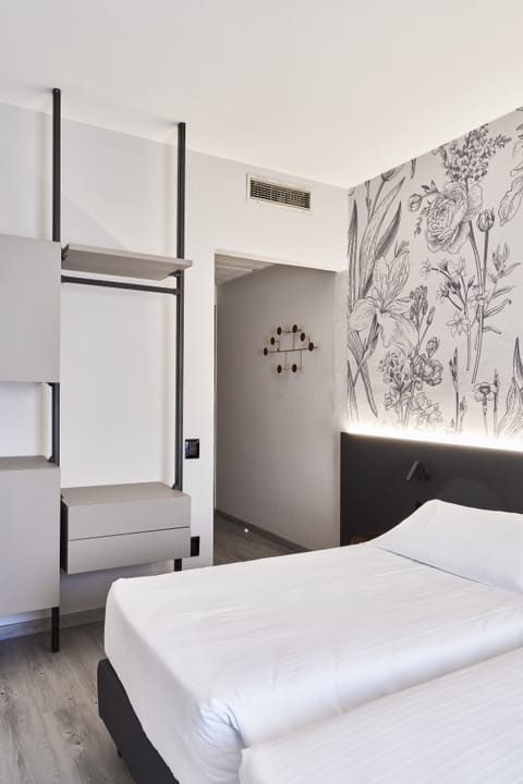 Comfort Double or Twin Room, Partial Lake View | Minibar, free WiFi