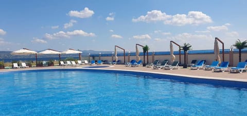 Seasonal outdoor pool, free cabanas, pool umbrellas