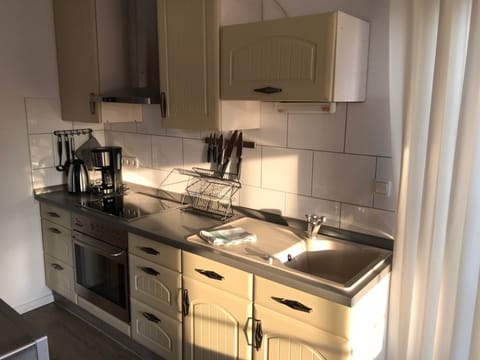 Comfort House | Private kitchen | Fridge, microwave, oven, stovetop