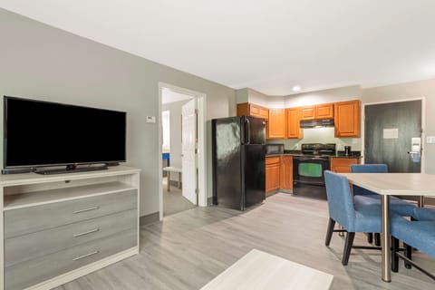 Suite, 1 King Bed, Non Smoking, Kitchen (with Sofabed, Full Kitchen) | Private kitchen | Fridge, microwave, coffee/tea maker