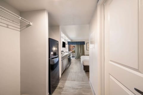 Laptop workspace, WiFi (free), bed sheets