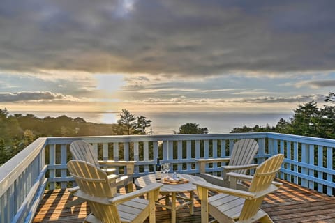 Manchester Vacation Rental | 2BR | 2BA | 1,600 Sq Ft | Stairs Required