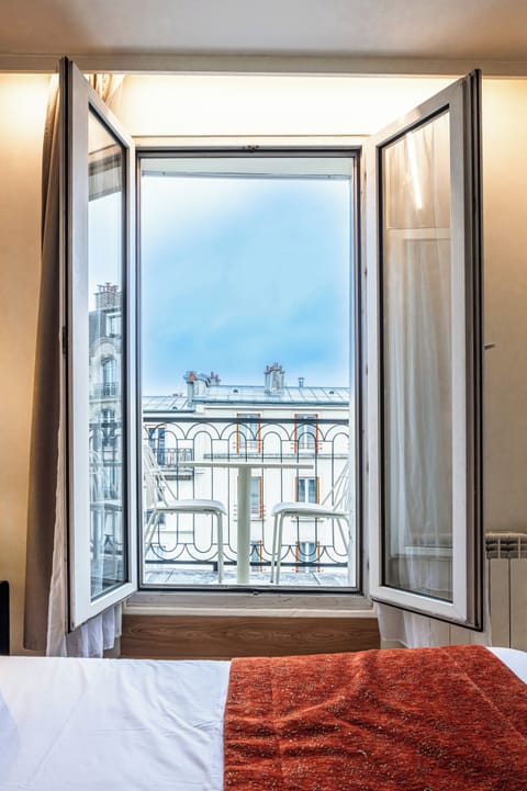 Superior Room, 1 Double Bed | Premium bedding, in-room safe, desk, iron/ironing board
