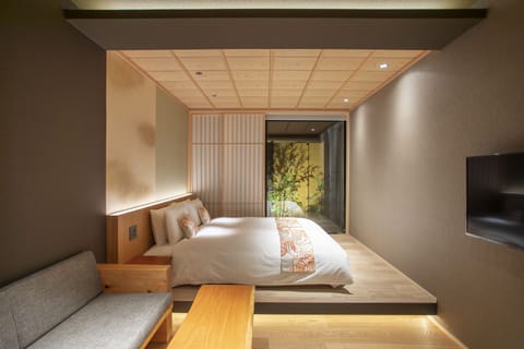 Queen Room with Shower, Non Smoking | Hypo-allergenic bedding, in-room safe, individually decorated, desk