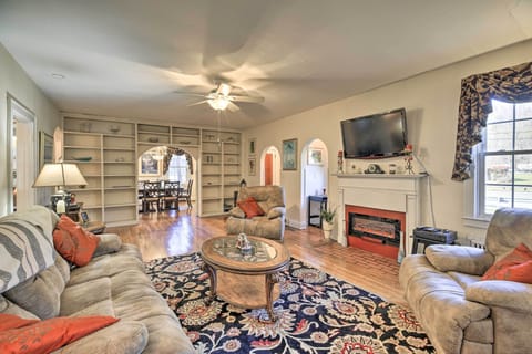 Hagerhill Vacation Rental | 3BR | 2BA | 4,100 Sq Ft | 5 Steps to Enter
