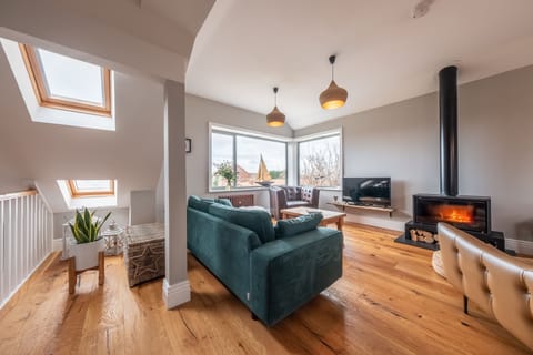 Thainstone House, Brancaster: Spacious open-plan sitting/dining room with large windows