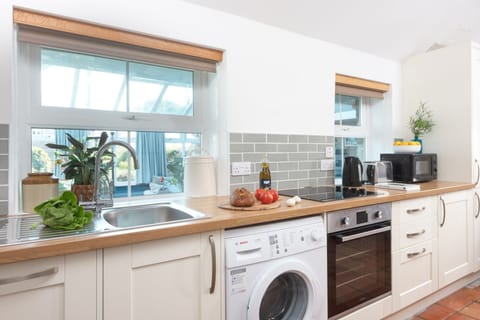 Kitchen with oven, hob, and washing machine - Laity Vean Hideaway