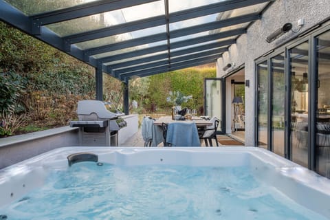 The cosy hot tub in the garden undercover - Chy An Eglos