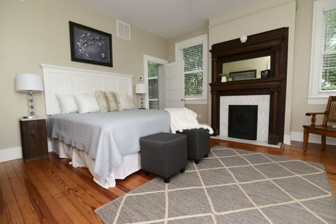 Superior Room, 1 King Bed, River View, Ground Floor | Individually decorated, individually furnished, iron/ironing board