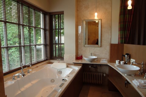 Comfort Double Room, 1 Queen Bed | Bathroom | Separate tub and shower, free toiletries, hair dryer, bathrobes