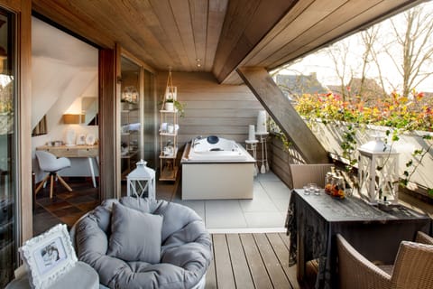 Suite, Sauna | Jetted tub