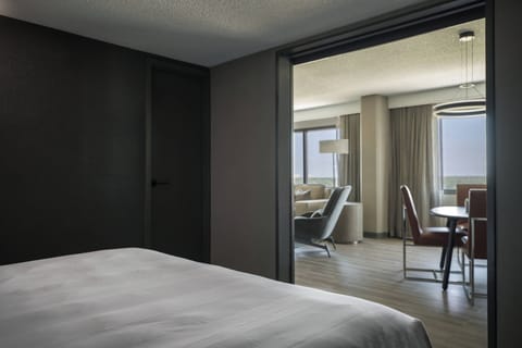 Hypo-allergenic bedding, in-room safe, desk, laptop workspace