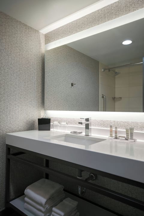 Combined shower/tub, deep soaking tub, eco-friendly toiletries