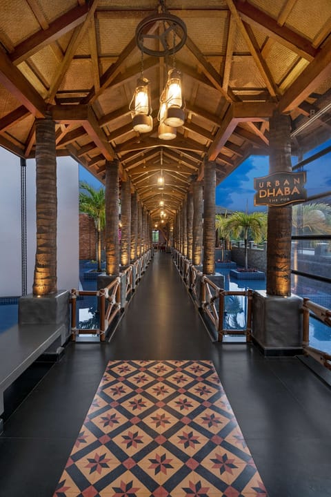 2 bars/lounges, pub
