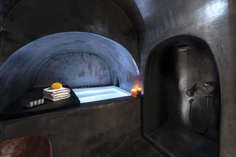 Honeymoon Suite (Indoor Hot Tub, Caldera View) | Private spa tub