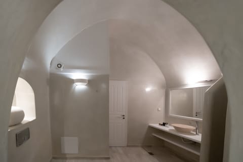 Standard Double Room, 1 Double Bed, Partial Sea View | Bathroom | Shower, free toiletries, hair dryer, slippers