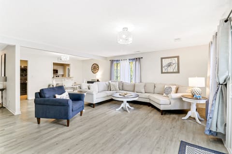 591 Queens Grant | Spacious Living Room w/ ample seating - 591 Queens Grant | Spacious Living Room w/ ample seating