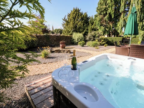 Cottage | Outdoor spa tub
