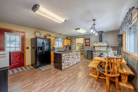 Lazy Moose Lodge-Kitchen - Family Room