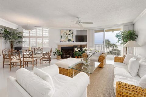 King and Prince 387 - Open Concept Living Space