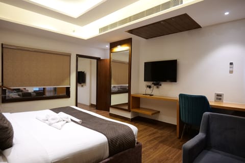 Classic Suite, 1 Bedroom, Balcony, Pool View | In-room safe, desk, iron/ironing board, free WiFi