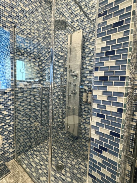 Junior Double or Twin Room | Bathroom | Shower, rainfall showerhead, hair dryer, slippers