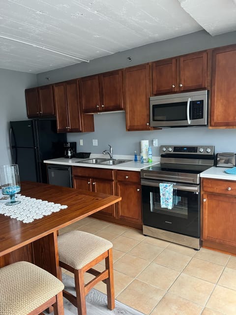 New appliances full kitchen