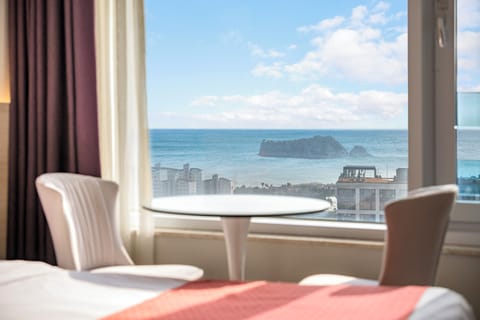 Deluxe Double Room, 1 Bedroom, Non Smoking, City View | Hypo-allergenic bedding, down comforters, individually furnished, desk