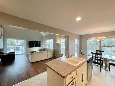 Open kitchen / living room