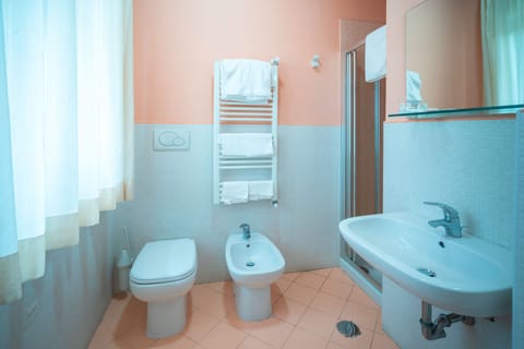 Double or Twin Room | Bathroom | Shower, rainfall showerhead, free toiletries, hair dryer