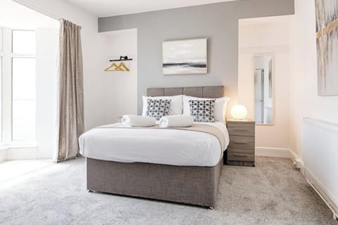 House | 4 bedrooms, iron/ironing board, free WiFi, bed sheets