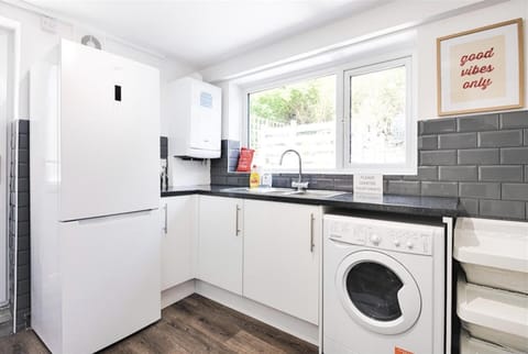 House | Private kitchen | Fridge, microwave, oven, stovetop