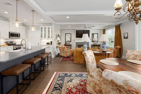 Steps to Gascoigne Park, short term vacation rental, long term stays – sleeps 6 Apartment in Saint Simons Island