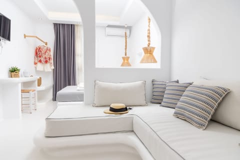 Premium Studio Suite, 1 Queen Bed (Pelagos) | Egyptian cotton sheets, premium bedding, memory foam beds, in-room safe