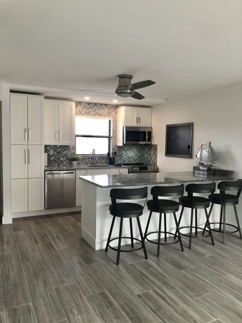Fully stocked kitchen/ peninsula seating / new appliances