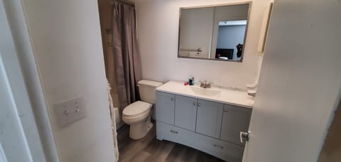 Main bedroom Full Bathroom